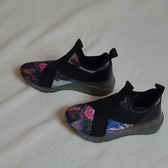 Girl's Steve Madden slip on shoes - Picture 2 of 9